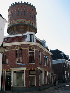 817669 Gezicht op het reservoir van de watertoren aan de Lauwerhof te Utrecht, vanuit de Lange Lauwerstraat naar het ...